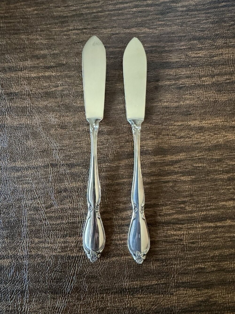 Set of 2 Oneida Community Chatelaine Stainless Master Butter Knives Flatware